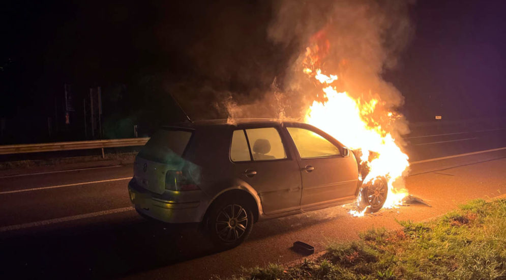 Hunzenschwil AG: Alkohol am Steuer - Auto auf A1 brennt aus