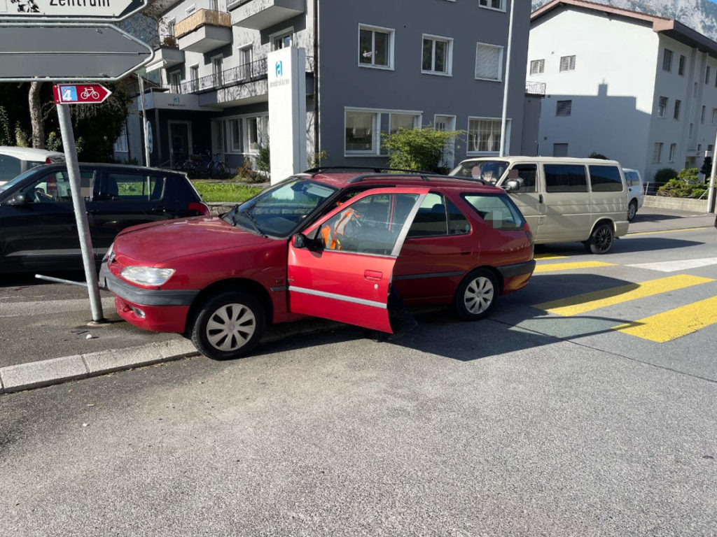 Unfall in Altdorf UR: Frontal gegen Mittelinsel geprallt