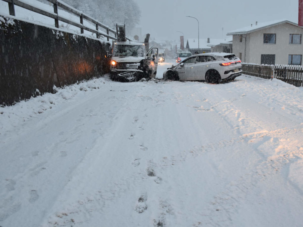 Unfall in Disentis GR: Ins Rutschen geraten und mit Lieferwagen kollidiert