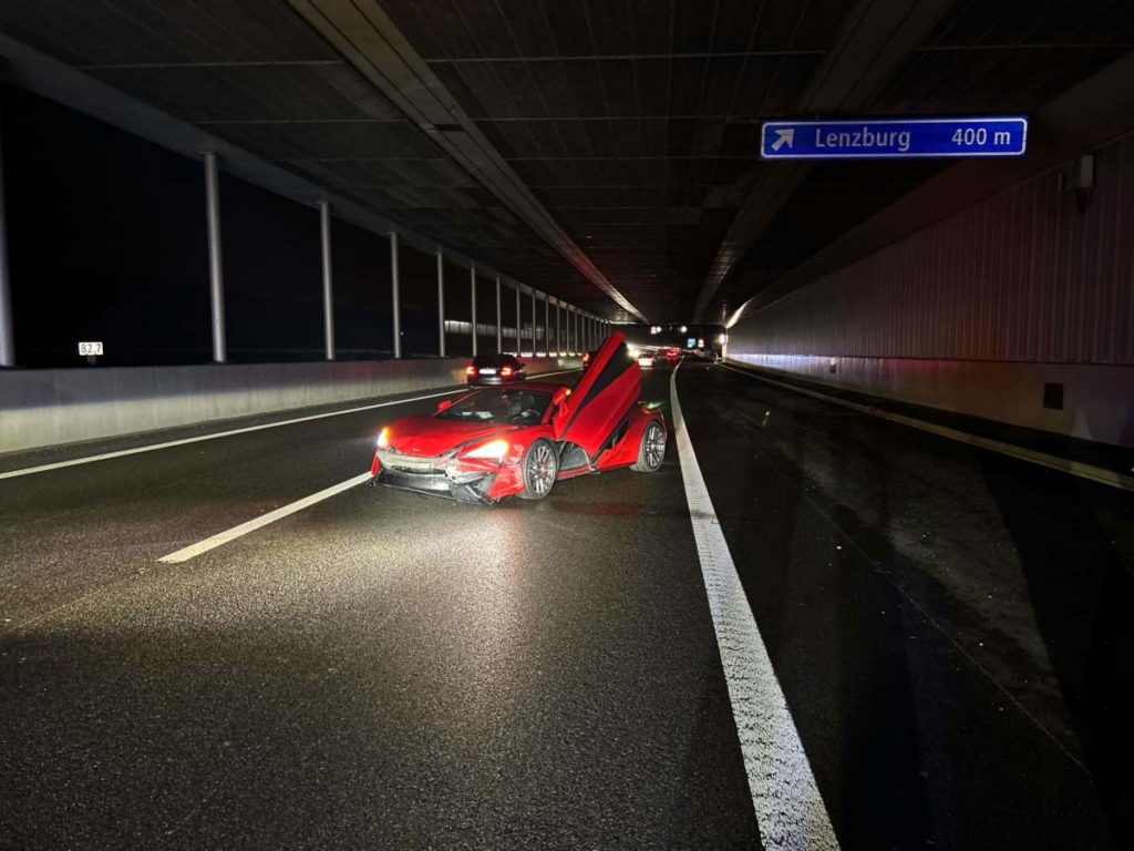 Lenzburg: Junglenker (20) baut mit Mc Laren Unfall auf A1