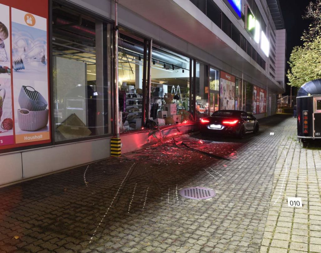 Dietlikon ZH: Fahrzeug prallt bei Unfall heftig gegen Schaufenster