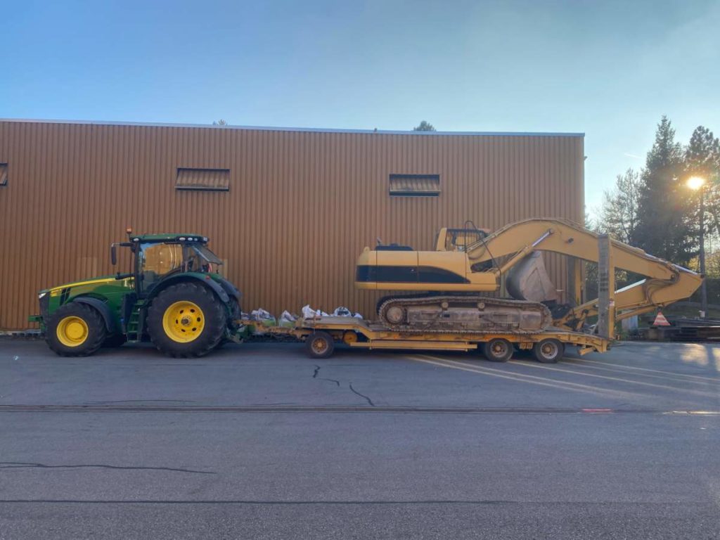 Zug: 30 Tonnen Bagger auf Sachentransportanhänger ungenügend gesichert