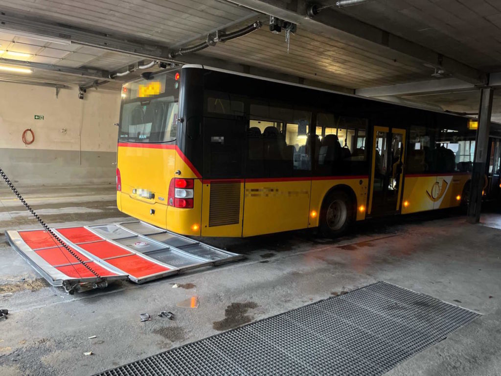 Degersheim SG: Mit Postauto verunfallt