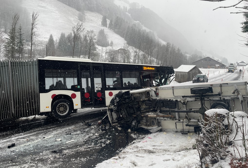 Im Fang FR: Bus und Lkw prallen aufeinander