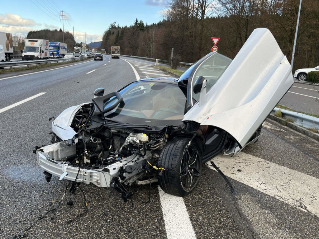 Unfall A1 Kölliken: Mit Mc Laren Sportwagen beschleunigt und Kontrolle verloren