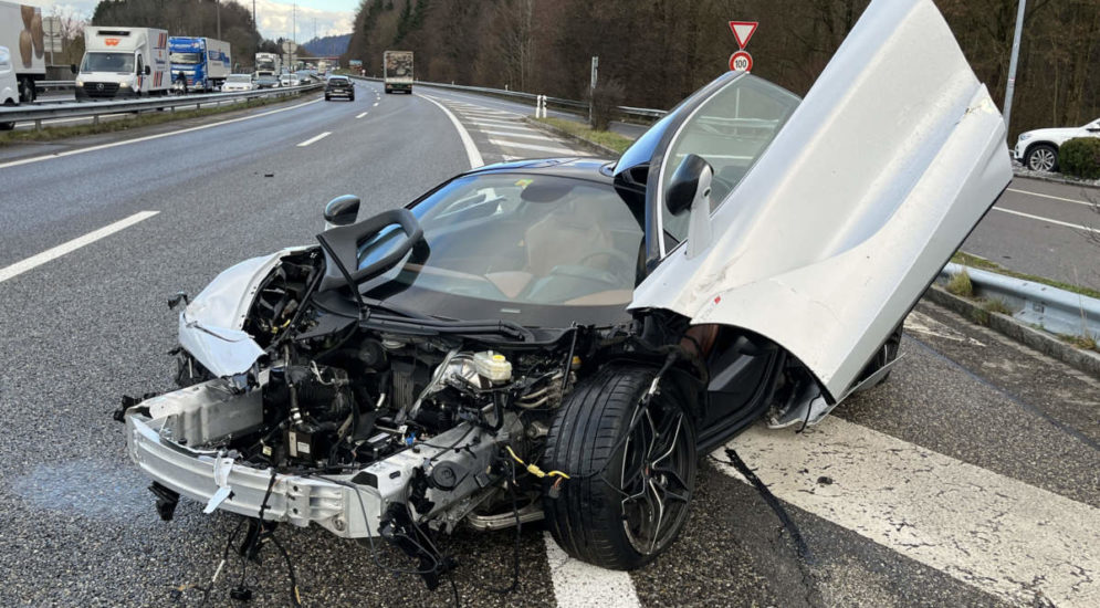 Unfall A1 Kölliken: Mit Mc Laren Sportwagen beschleunigt und Kontrolle verloren