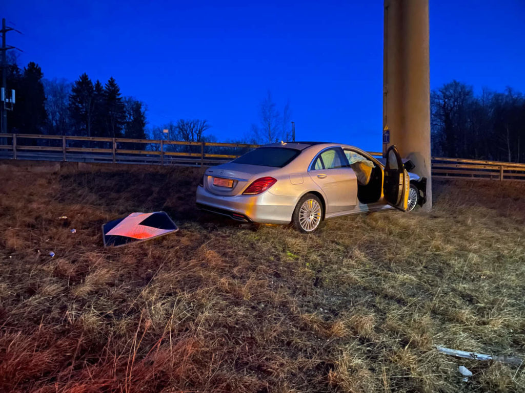 Kreuzlingen TG: Lenker prallt bei Unfall in Hochspannungsmast