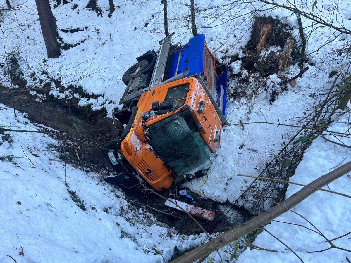 Wattwil: Salzwagen Rutscht Bei Unfall Abhang Hinunter Und überschlägt Sich