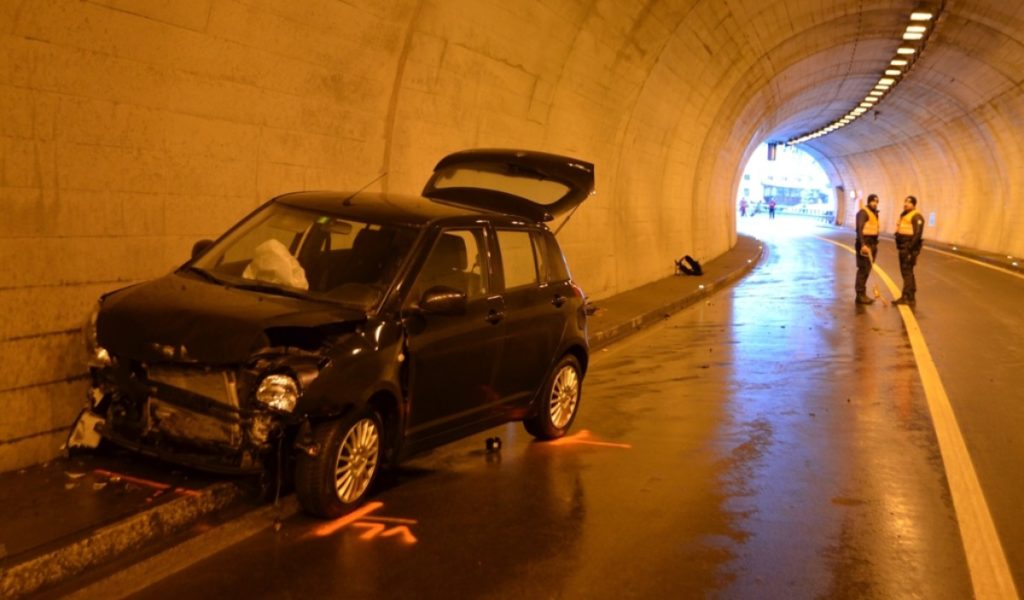 Unfall in Davos GR: Lenkerin in Tunnelwand geprallt