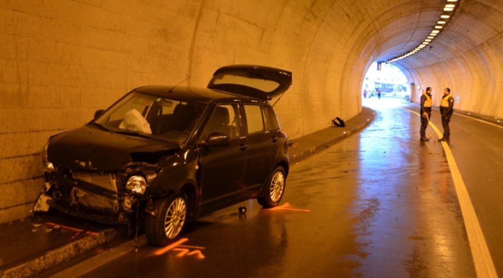 Unfall in Davos GR: Lenkerin in Tunnelwand geprallt