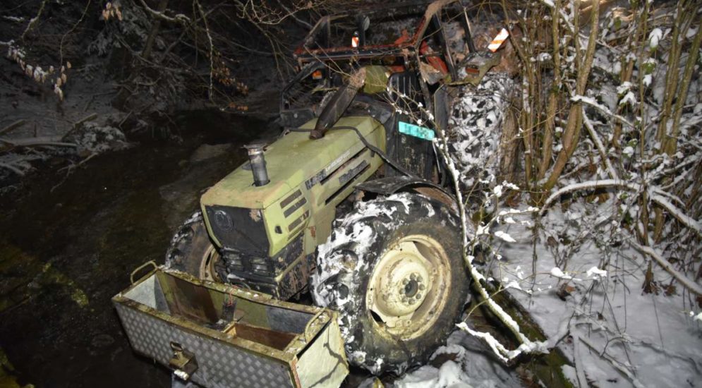 Steinen SZ: Landwirt aus Traktor gefallen und tödlich verletzt