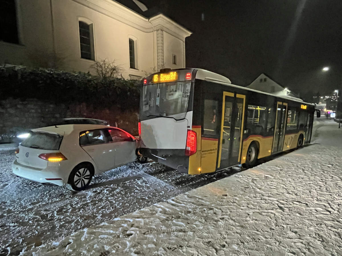 Triengen Lu Hoher Sachschaden Nach Unfall Zwischen Pw Und Postauto 9633