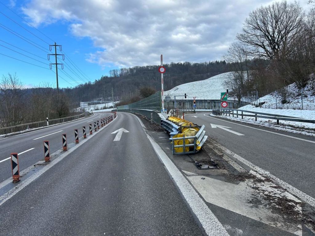 SH: Lastwagen kollidiert auf der A4 vor Cholfirsttunnel mit Anpralldämpfer