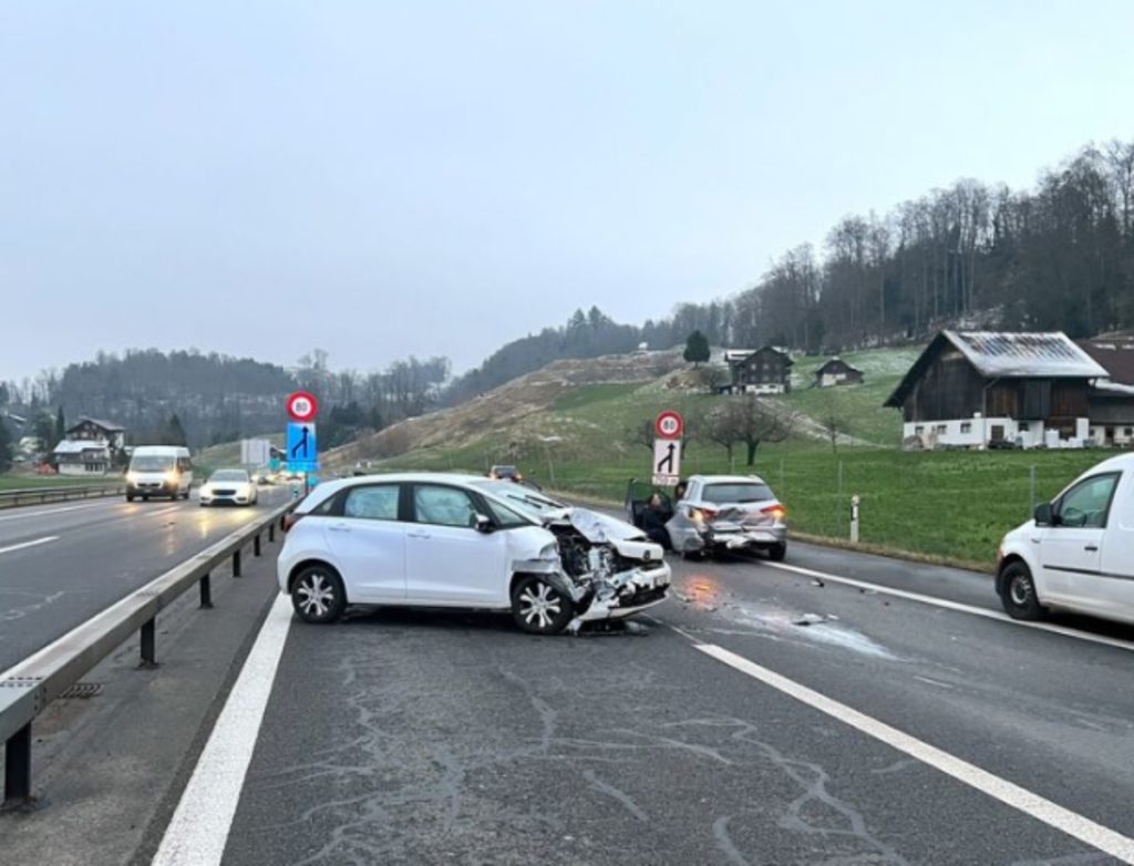 Unfall A8 Sarnen OW: Hoher Sachschaden und erhebliche Verkehrseinschränkungen