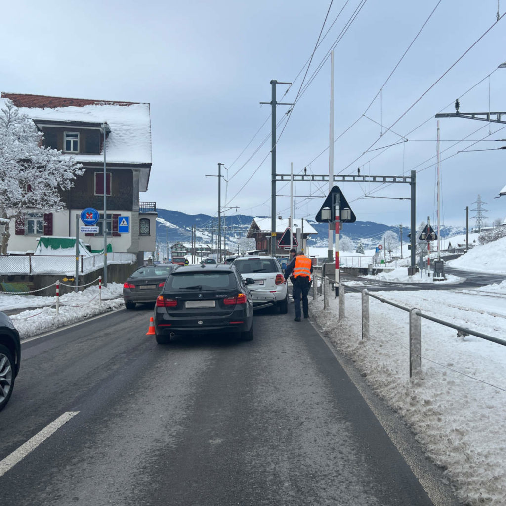 A8 Sarnen-Nord: Lenker bleibt nach Unfall auf Leitplanke hängen