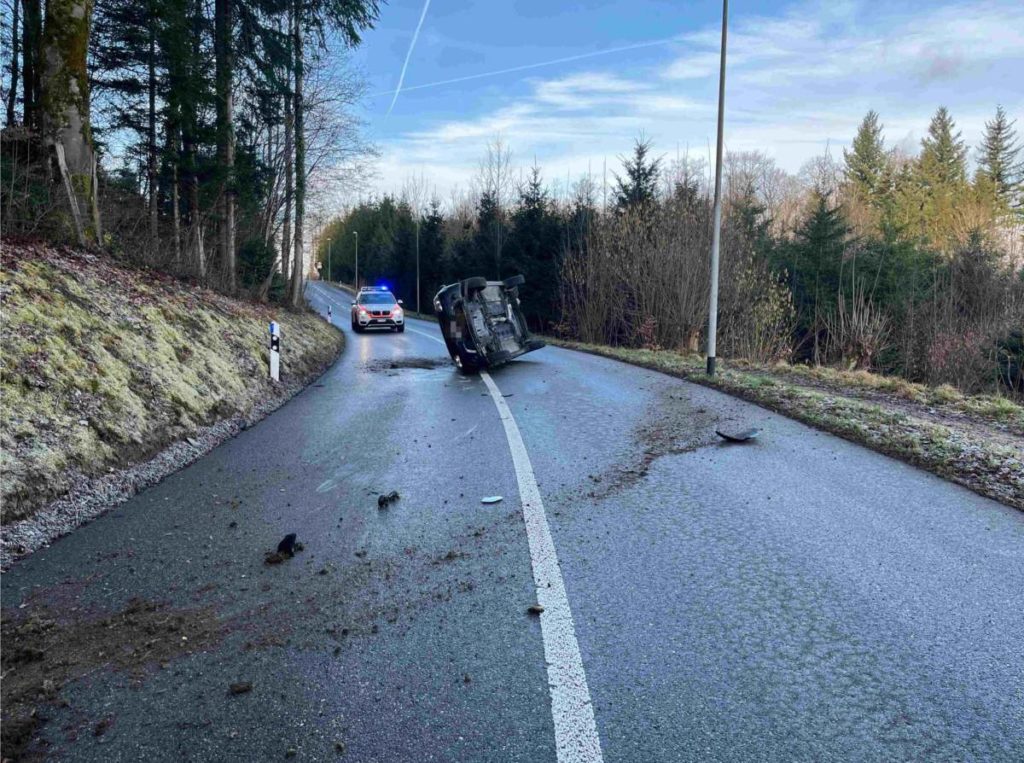 Starrkirch-Wil SO: Unfall mit Totalschaden fordert längere Sperrung