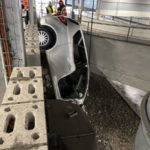 Spektakulärer Unfall Füllinsdorf BL: Lenker stürzt aus Obergeschoss in die Tiefe