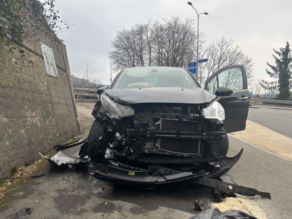 Oberhof AR: Statt abzubiegen bei Unfall in Stützmauer gedonnert