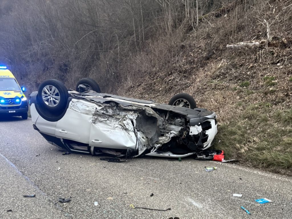 Unfall Liesberg BL: Peugeot-Lenker schwer verletzt von REGA ins Spital geflogen