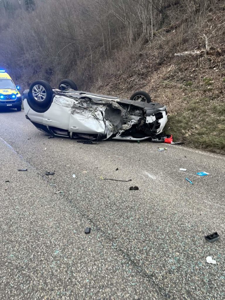 Unfall Liesberg BL: Peugeot-Lenker schwer verletzt von REGA ins Spital geflogen