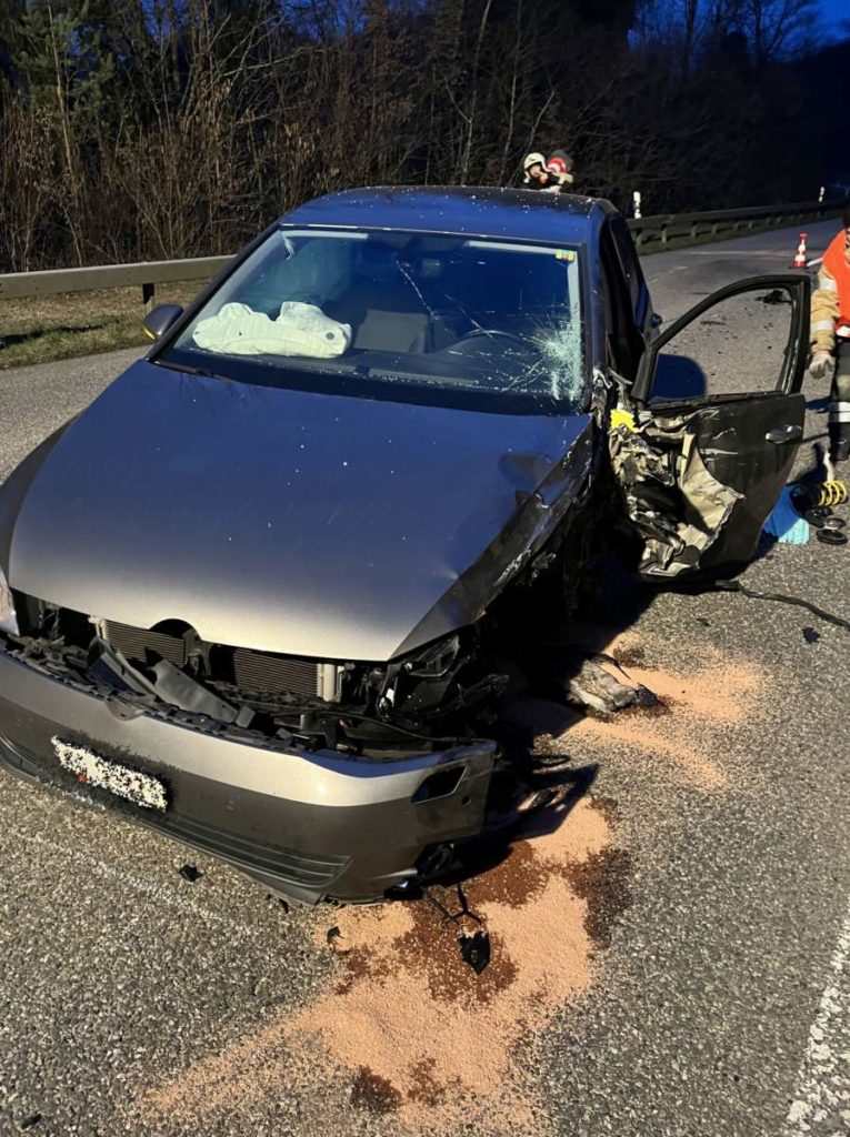 Unfall Liesberg BL: Peugeot-Lenker schwer verletzt von REGA ins Spital geflogen