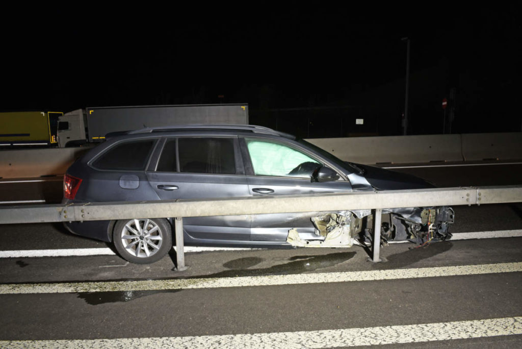 Knutwil LU: Lenker prallt bei Unfall auf A2 in Leitplanke