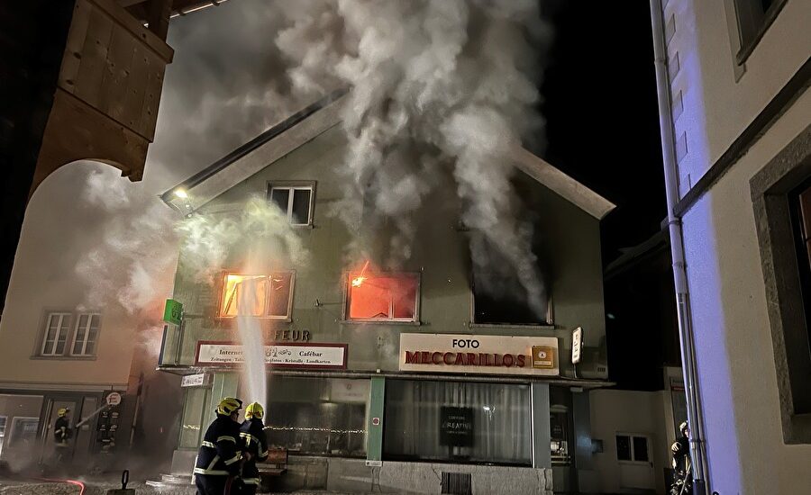 Schwerer Brand Andermatt: 22 Menschen evakuiert und eine Person noch vermisst