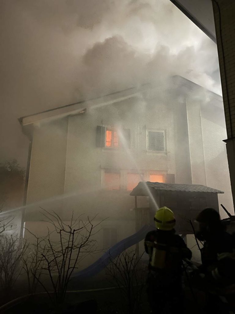 Brunnen SZ: Sperrung nach schwerem Brand