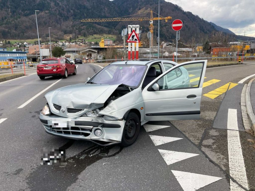 Unfall in Bilten GL: Personenwagen bei der Ausfahrt übersehen