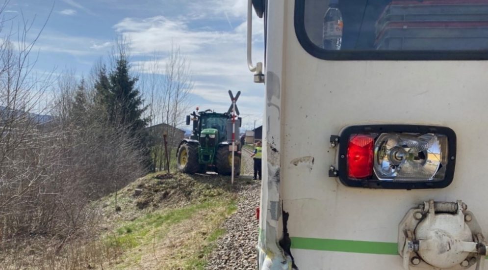 Les Ponts-de-Martel NE: Traktor kollidiert bei Unfall mit Zug