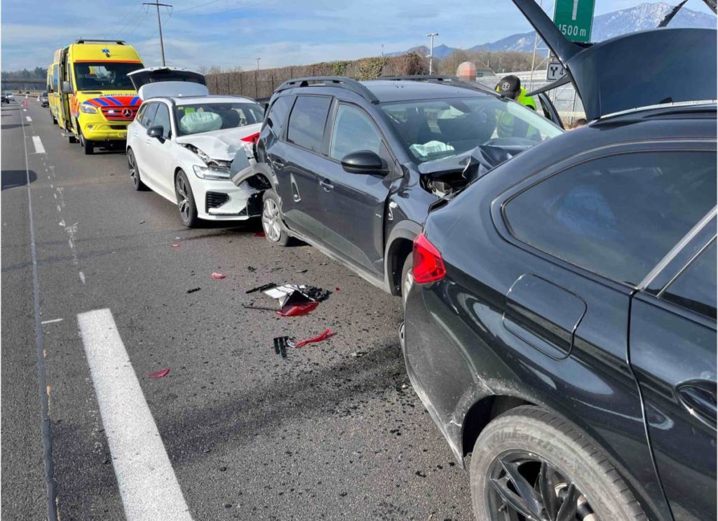 Flumenthal / Wiedlisbach SO: Zweimal Unfall auf A1 - drei Verletzte