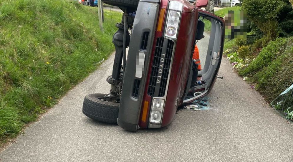 Unfall in Aedermannsdorf SO: Lenker touchiert Strassenlampe und kippt