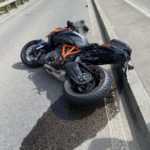 Arlesheim BL: Motorradlenker bleibt nach Unfall verletzt am Boden liegen