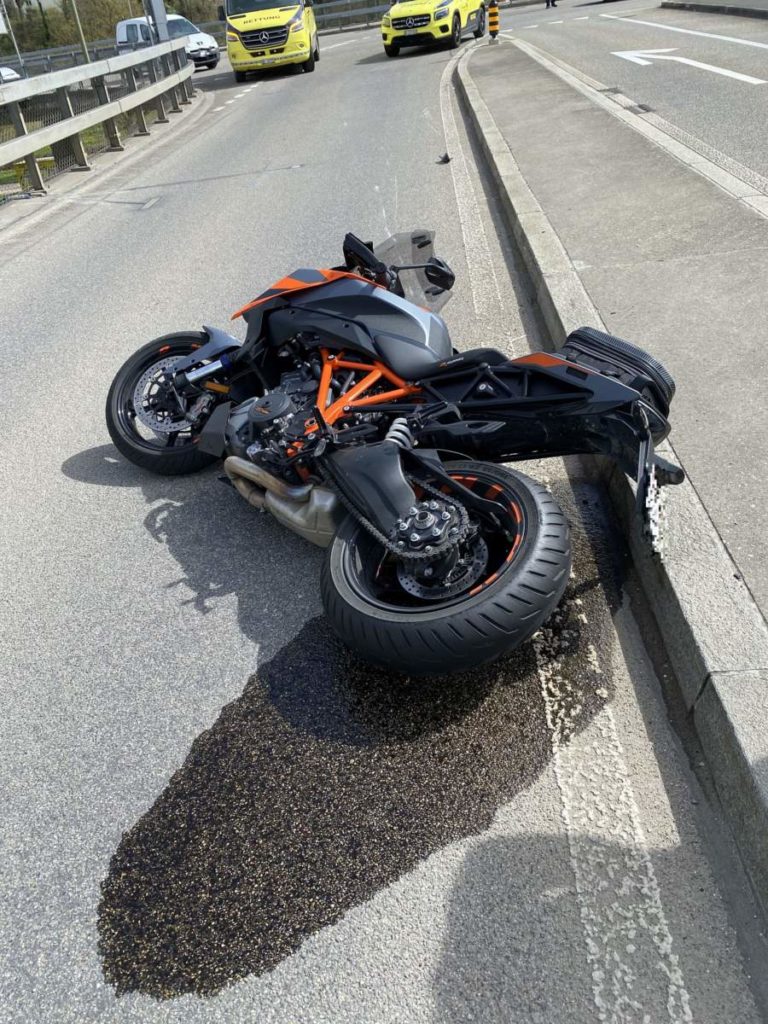 Arlesheim BL: Motorradlenker bleibt nach Unfall verletzt am Boden liegen