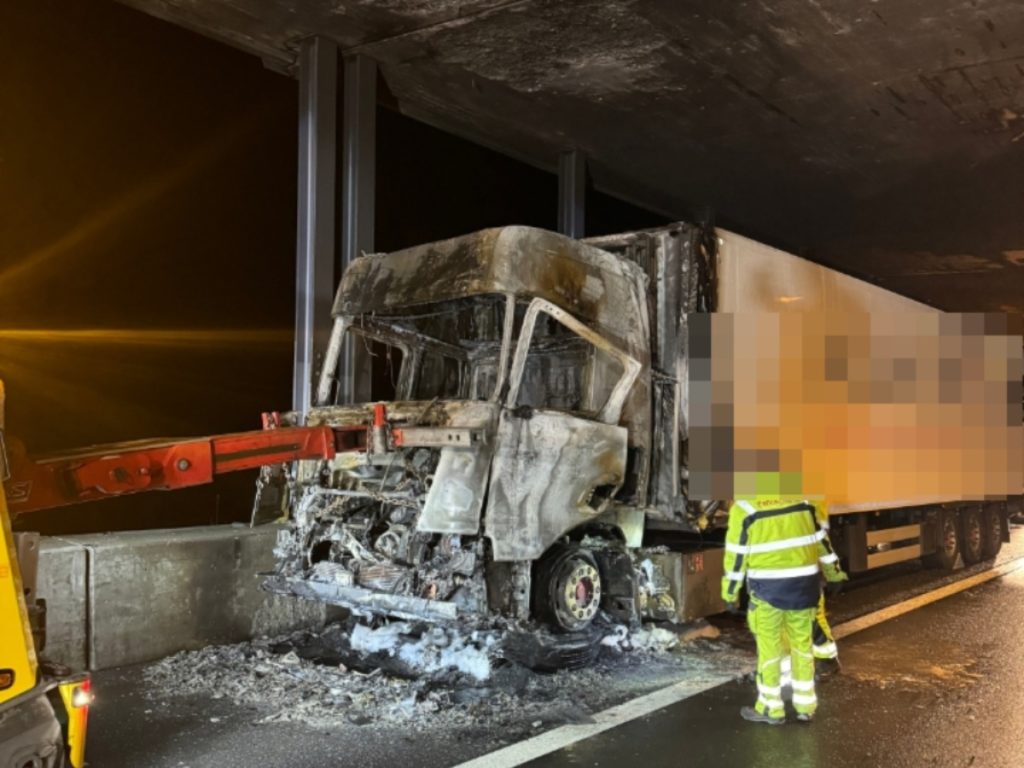 A2 Gurtnellen UR: Lastwagen in Vollbrand geraten