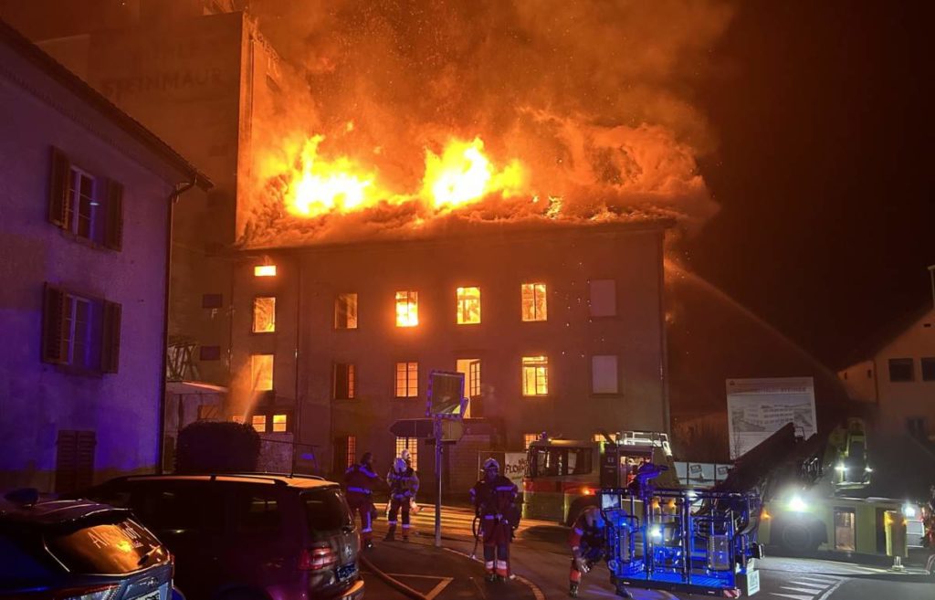 Brand in Steinmaur ZH: Dach von Gebäude entfernt