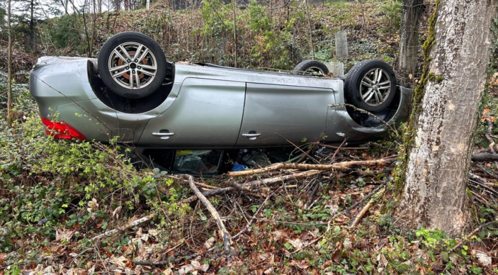 Reute AR: Auto überschlägt sich und landet im Wald