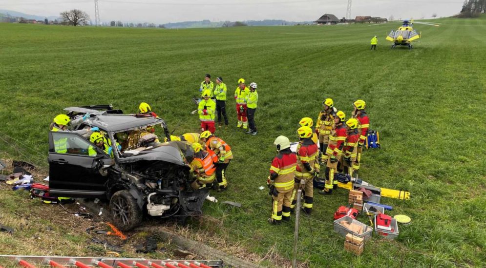 Hünenberg ZG: Fahrer nach Unfall eingeklemmt und schwer verletzt