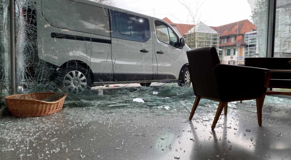 Cham ZG: Lieferwagen bei Unfall in Fensterfront geschoben
