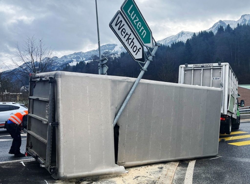 Unfall in Kerns OW: Viehanhänger mit Rindern vor Einfahrt zur A8 gekippt