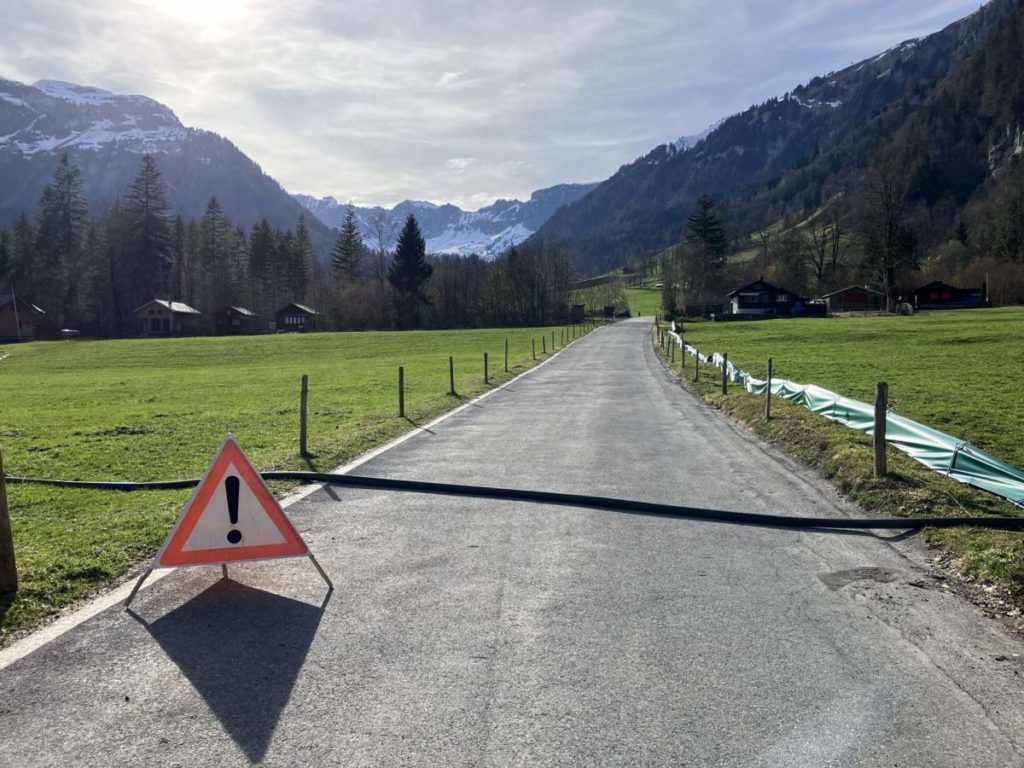 Klöntal GL: Rennradfahrer stürzt bei Unfall über Güllenschlauch