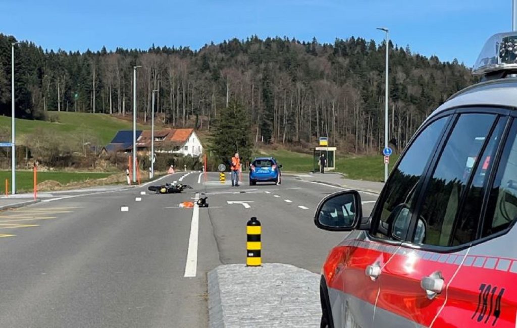 Hittnau ZH: Motorradlenker nach Unfall mit PW schwer verletzt