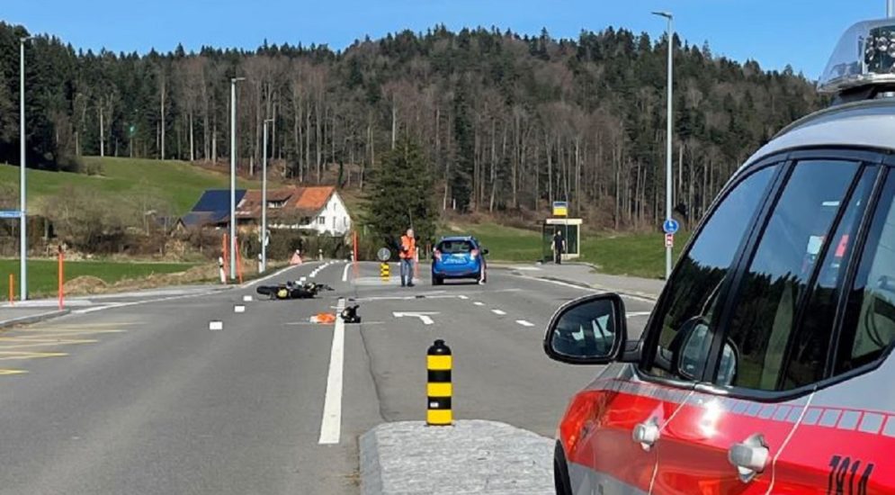 Hittnau ZH: Motorradlenker nach Unfall mit PW schwer verletzt