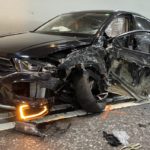 schwarzes unfallauto beschädigt