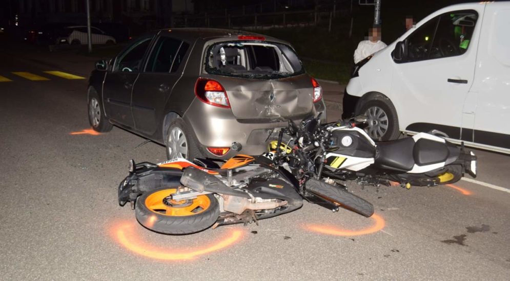 Bühler AR: Motorrad prallt bei Unfall in Heck von PW