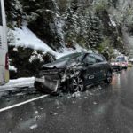 Sarnen OW: Unfall zwischen Reisecar und PW am Brünigpass