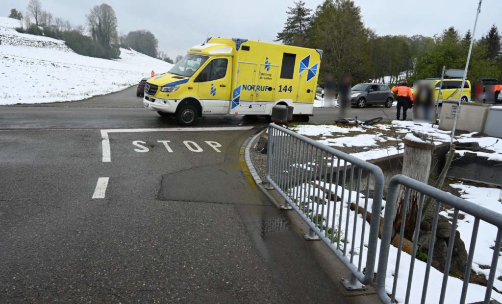 strassenübersicht am unfallort mit krankenwagen