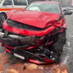 Mels SG: Autolenkerin kollidiert bei Unfall mit LKWs unfallauto stark beschädigt frontal