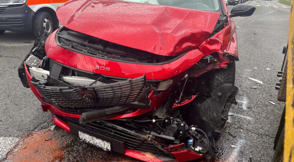 Mels SG: Autolenkerin kollidiert bei Unfall mit LKWs unfallauto stark beschädigt frontal
