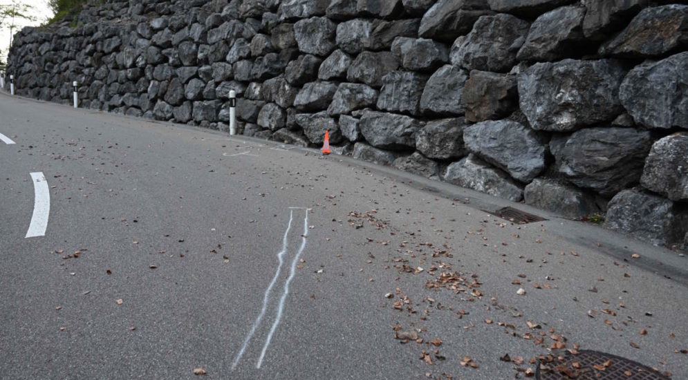 Mühlrüti SG: Mit Motorrad bei Unfall in Steinmauer gerutscht